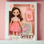 Poupée "Sweet Girl" avec Valise et Accessoires – Tenue Rose & Cheveux Longs – Image 3