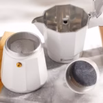 Cafetière Italienne Bergner – 6 Tasses – Aluminium & Bois de Hêtre – Compatible Gaz, Électrique et Vitrocéramique – Image 4