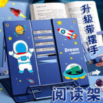 Support Livre Réglable Enfant – Design Astronaute | 6 Positions d’Inclinaison | Antidérapant & Repliable