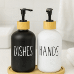 Distributeurs de savon design noir et blanc avec plateau en bambou – Ensemble de 2 flacons (3 modèles disponibles) – Image 3