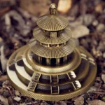 Statue décorative temple asiatique en métal doré – Pièce d’art zen et élégante – Image 2