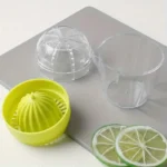 Presse-citron manuel en plastique et verre – design compact avec réservoir intégré – Image 3