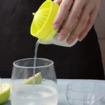 Presse-citron manuel en plastique et verre – design compact avec réservoir intégré – Image 4