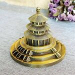 Statue décorative temple asiatique en métal doré – Pièce d’art zen et élégante