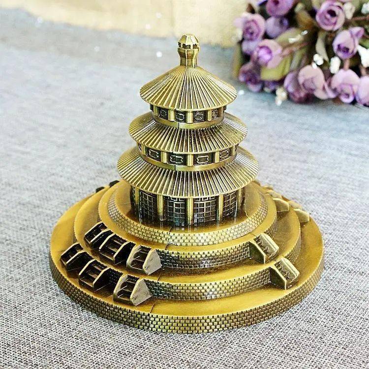 statue décorative Maroc,temple asiatique métal,décoration zen Maroc,objet déco doré,figurine asiatique Maroc,décoration spirituelle,décoration orientale Maroc,statue design maison