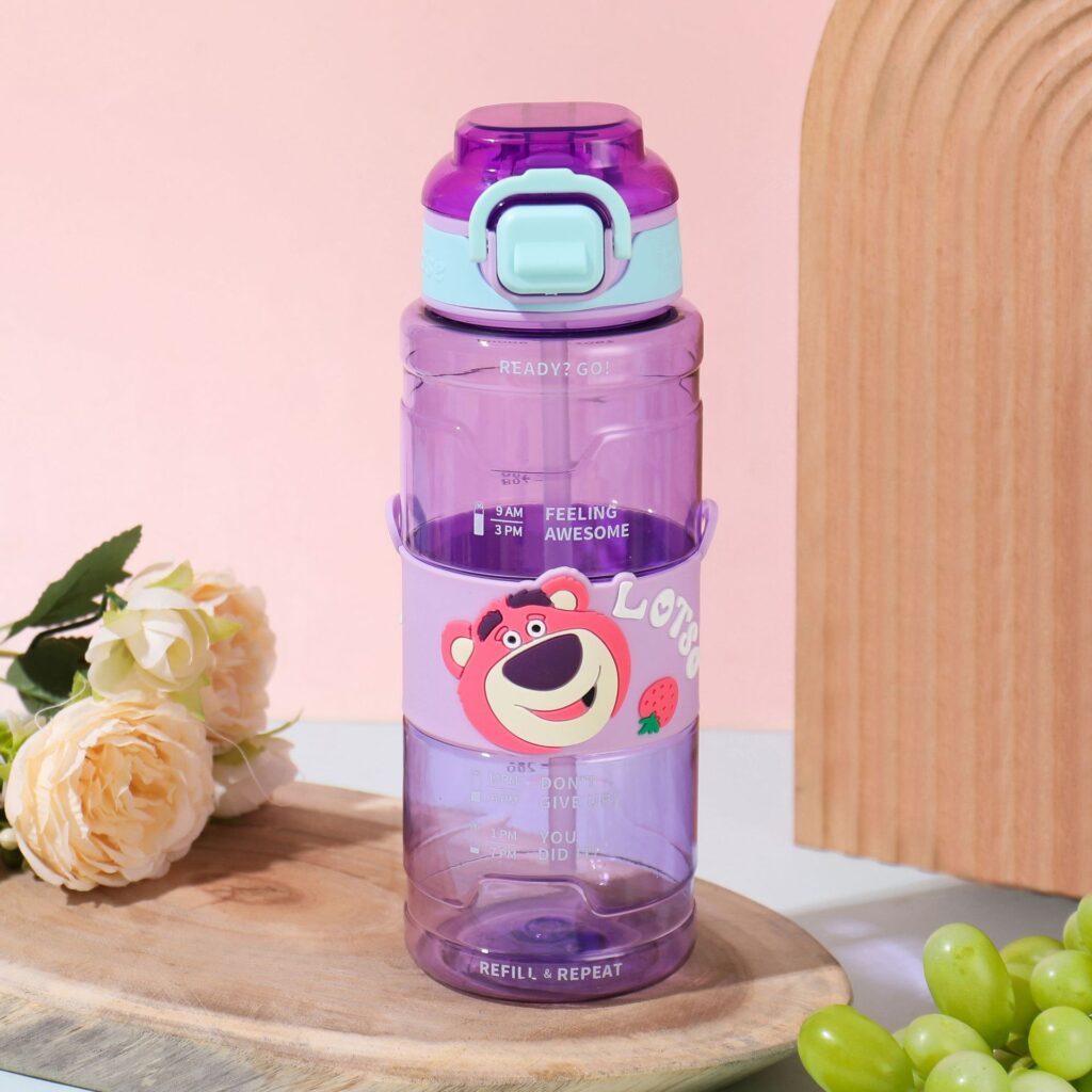 bouteille Lotso Maroc,gourde Disney Toy Story,bouteille violette avec paille,gourde anti fuite enfant,bouteille kawaii Maroc,The Good Place Maroc