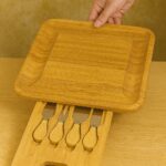 Plateau à fromage en bambou avec tiroir et 4 couteaux – Planche apéritif élégante – Image 2